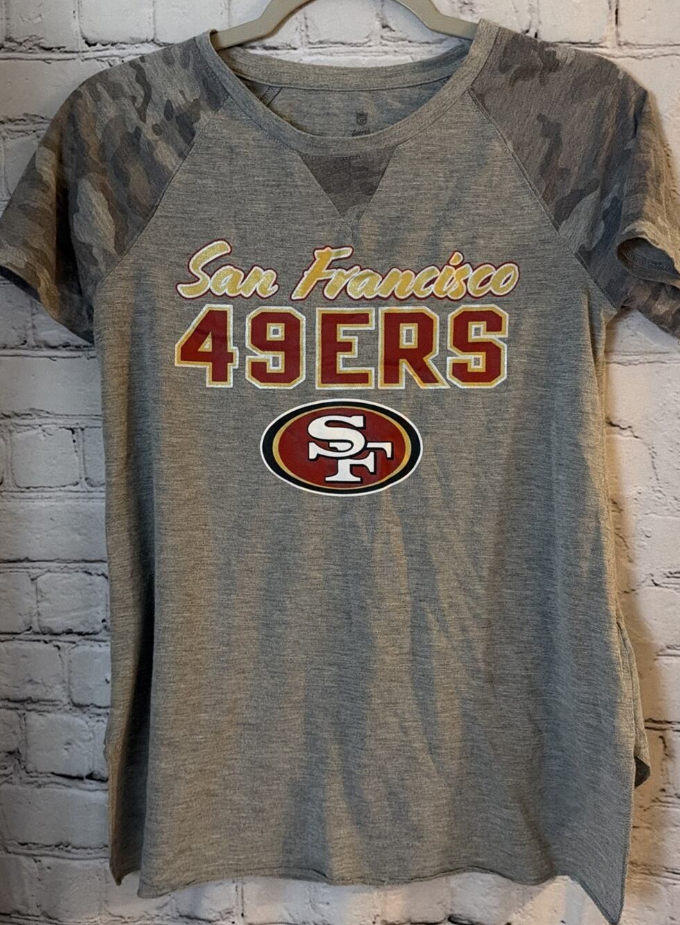 San Francisco 49ers NFL Team Apparel Graphic T-Shirt Gray Camo Women's Small